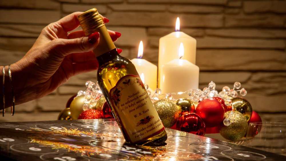 Vyjmutí láhve z adventního kalendáře vín