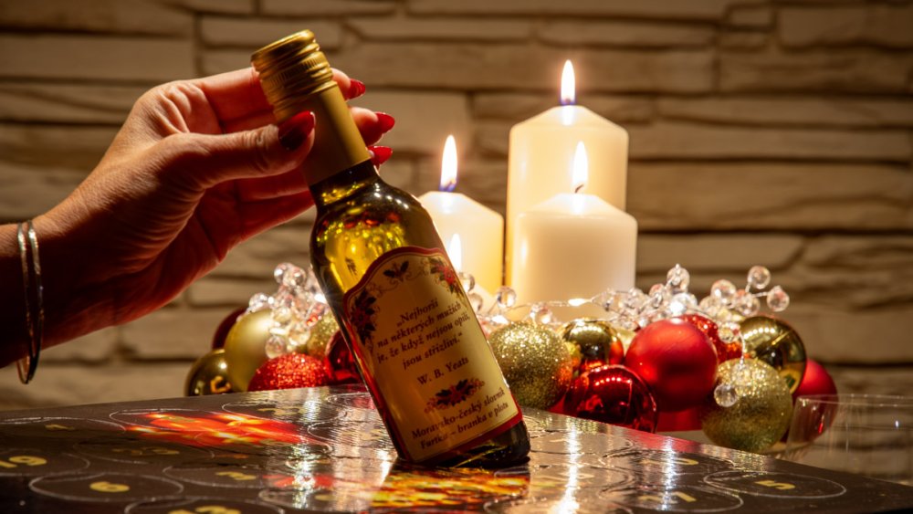 Vyjmutí láhve z adventního kalendáře vín