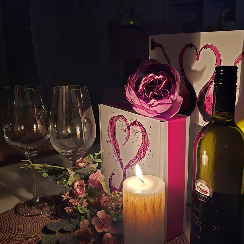 Malá sada bílých suchých vín se svíčkou pro zamilované