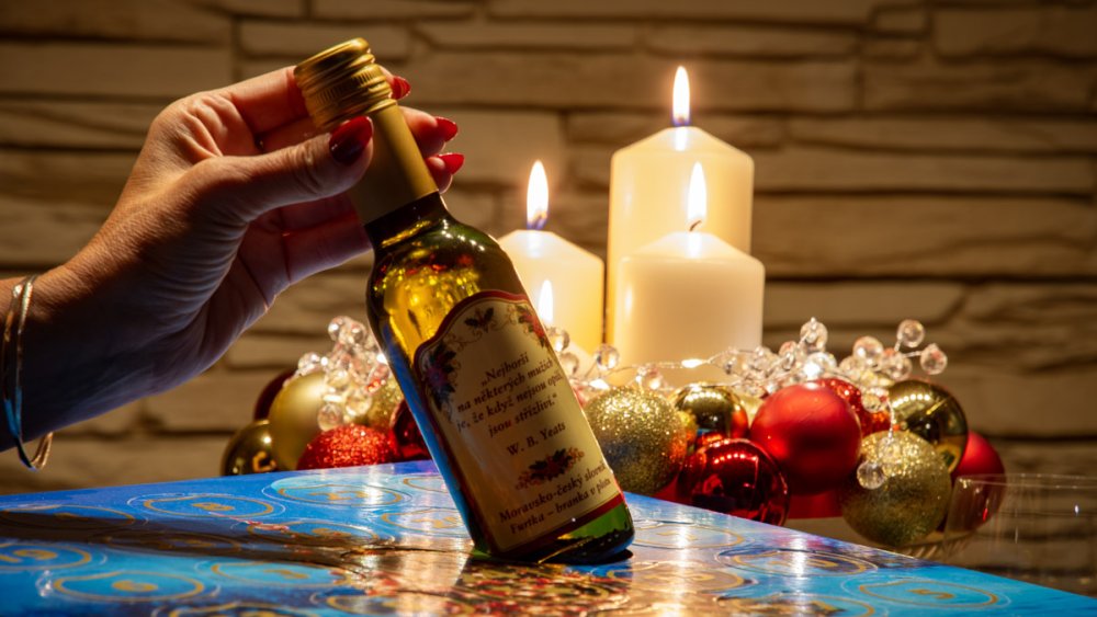 Vyjmutí láhve z adventního kalendáře vín
