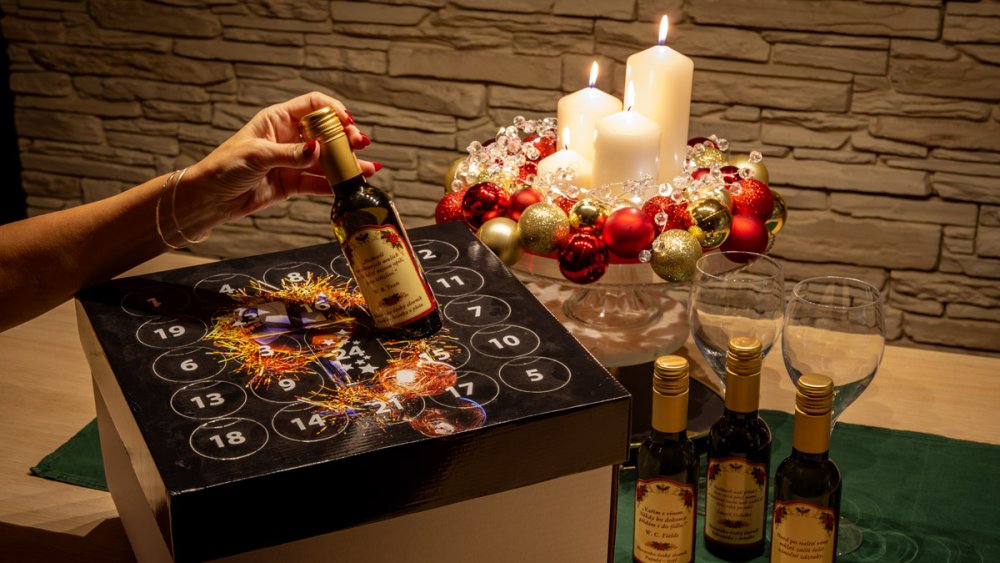 Sklenky vína z adventního kalendáře vín