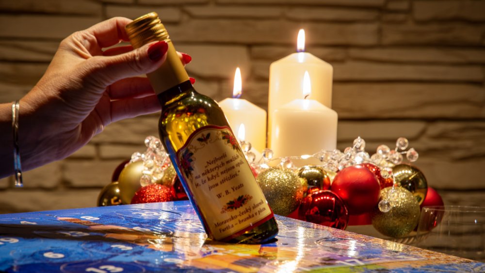 Vyjmutí láhve z adventního kalendáře vín