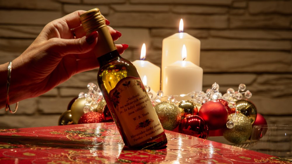 Vyjmutí láhve z adventního kalendáře vín