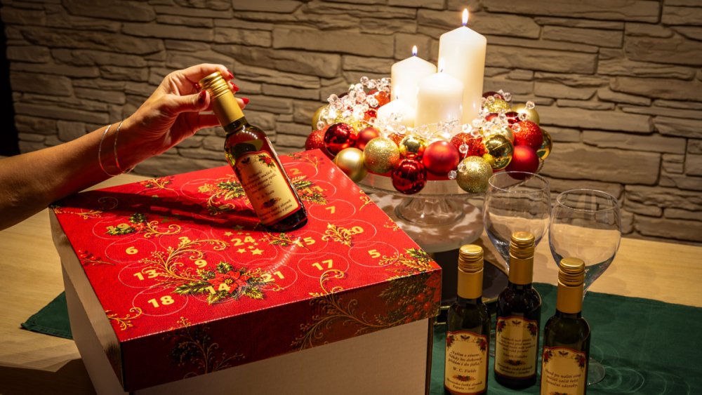 Sklenky vína z adventního kalendáře vín