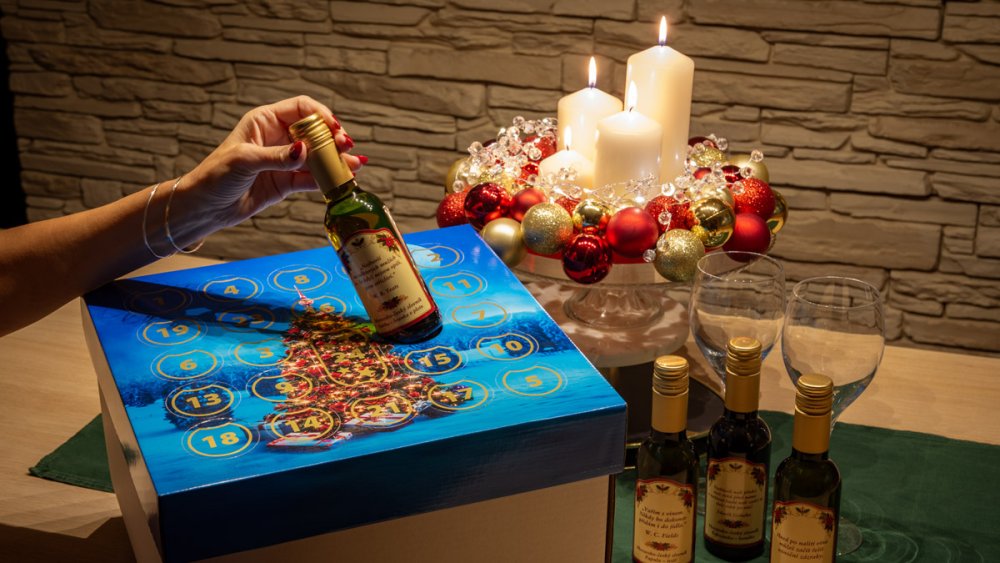 Sklenky vína z adventního kalendáře vín